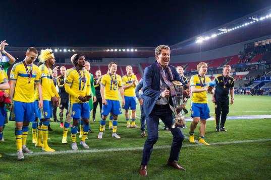 Sveriges förbundskapten Håkan Ericson lyfter pokalen
