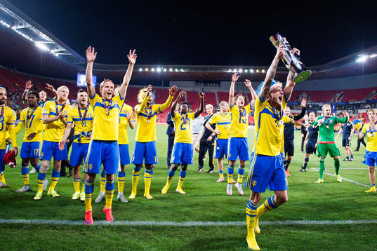 Sveriges John Guidetti med pokalen