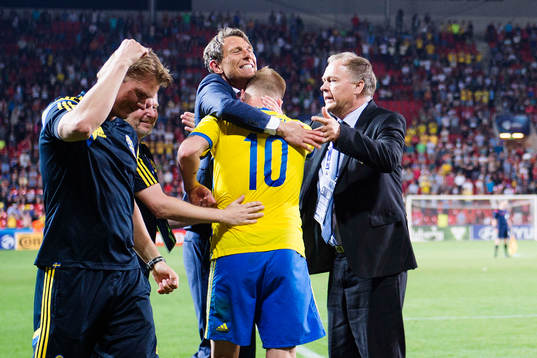 Sveriges förbundskapten Håkan Ericson kramar om John