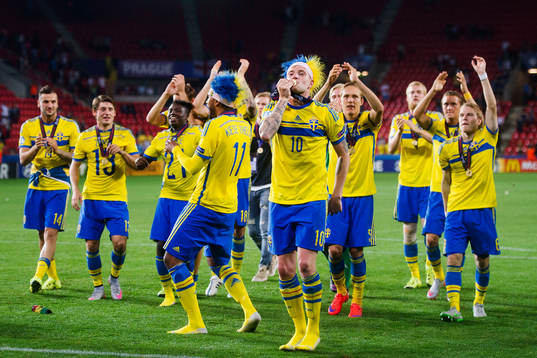 Sveriges John Guidetti kysser sin medalj