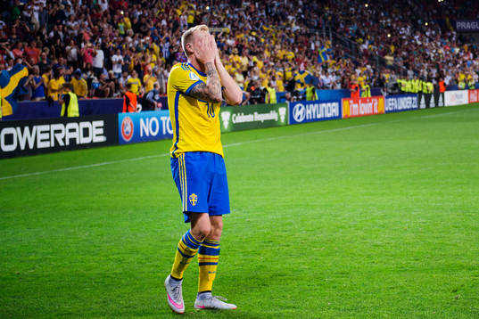 Sveriges John Guidetti tar sig för ansiktet