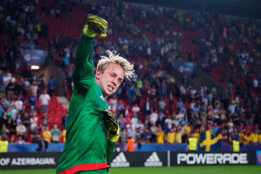 Sveriges målvakt Patrik Carlgren jublar