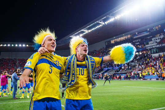 Sveriges Ludwig Augustinsson och John Guidetti jublar