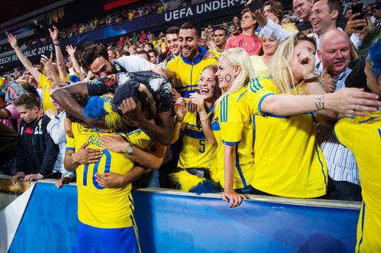 Sveriges John Guidetti kramas om av vänner