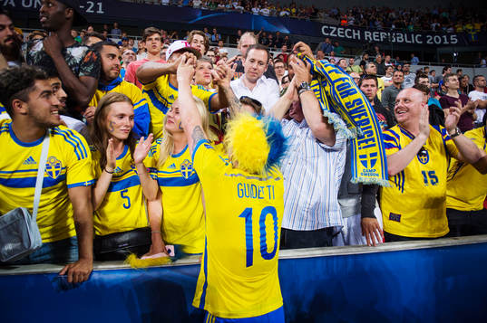 Sveriges John Guidetti kramas om av vänner