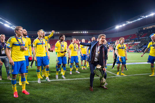 Sveriges förbundskapten Håkan Ericson tar upp pokalen