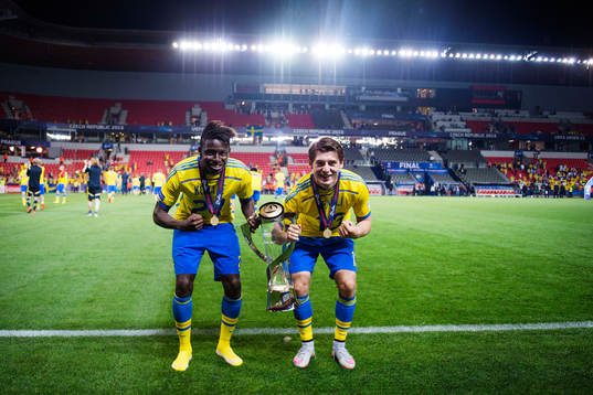 Sveriges Pa Konate och Arber Zeneli jublar