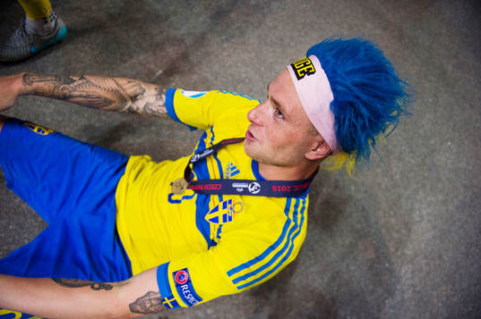 Sveriges John Guidetti lägger sig på marken