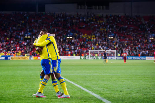 Sveriges John Guidetti och Isaac Kiese Thelin jobbar