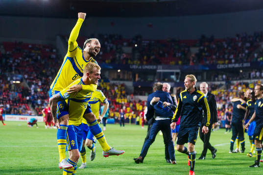 Sveriges Abdullah Khalili och John Guidetti jublar