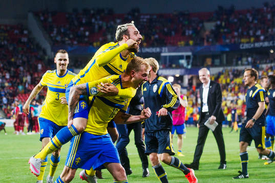 Sveriges Abdullah Khalili och John Guidetti jublar