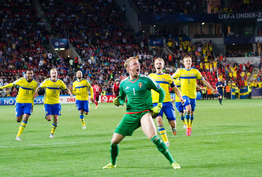 Sveriges spelare jublar med målvakt Patrik Carlgren