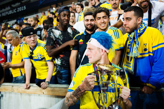 Sveriges John Guidetti med pokalen