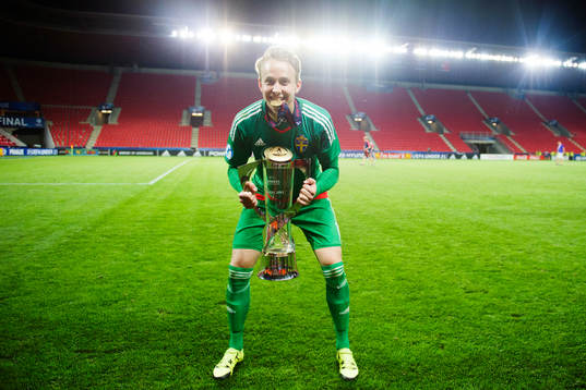 Sveriges målvakt Patrik Carlgren jublar med pokalen