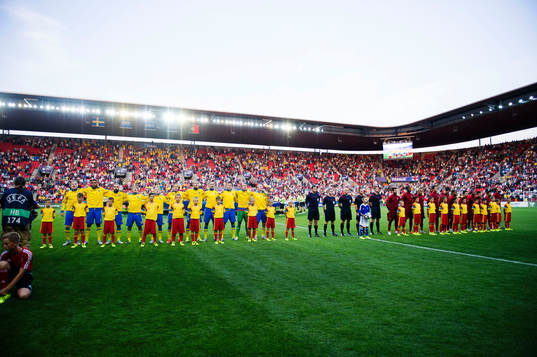 Sveriges och portugals spelare står uppställda