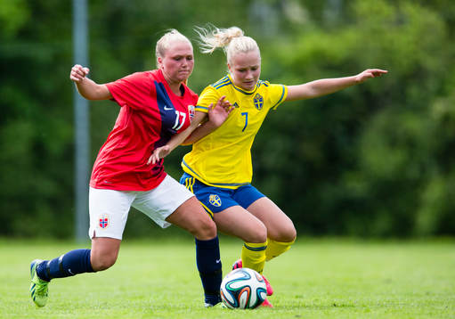 Sveriges Tove Almqvist i kamp om bollen med Norges Karoline