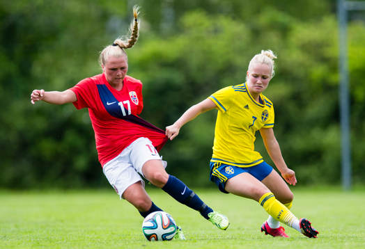 Sveriges Tove Almqvist i kamp om bollen med Norges Karoline