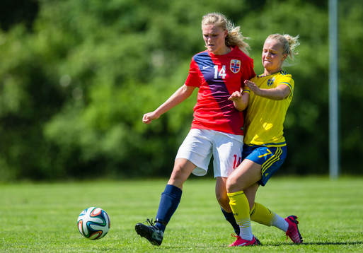 Sveriges Tove Almqvist i kamp om bollen med Norges Kristine