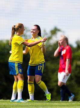 Sveriges Emma Jansson (m) gratuleras av Lotta Ökvist