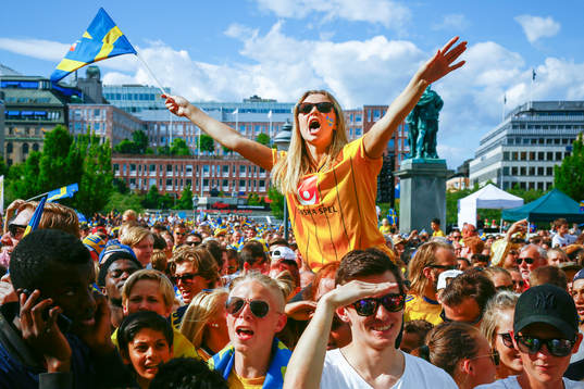 Svenska supportrar firar när Sveriges U21-landslag hyllas