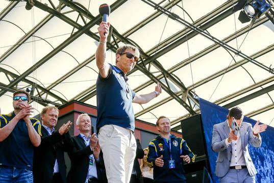 Sveriges förbundskapten Håkan Ericson firar i
