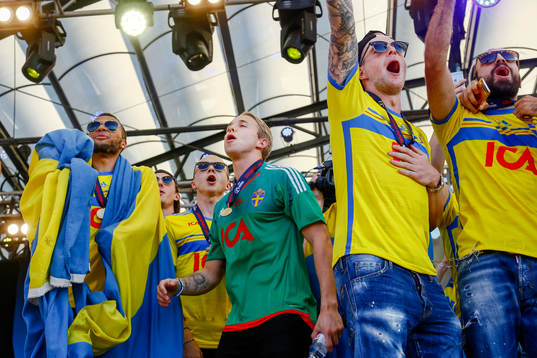 Sveriges spelare firar i Kungsträdgården när Sveriges