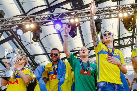 Sveriges spelare firar i Kungsträdgården när Sveriges