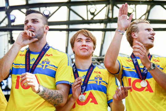 Sveriges Mikael Ishak , Simon Tibbling och Oscar Hiljemark