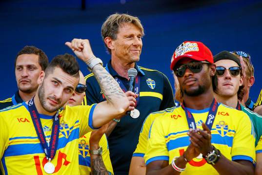 Sveriges förbundskapten Håkan Ericson firar när Sveriges