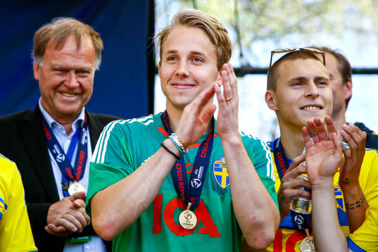 Sveriges målvakt Patrik Carlgren och Victor Nilsson