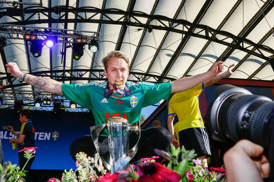 Sveriges målvakt Patrik Carlgren firar när Sveriges