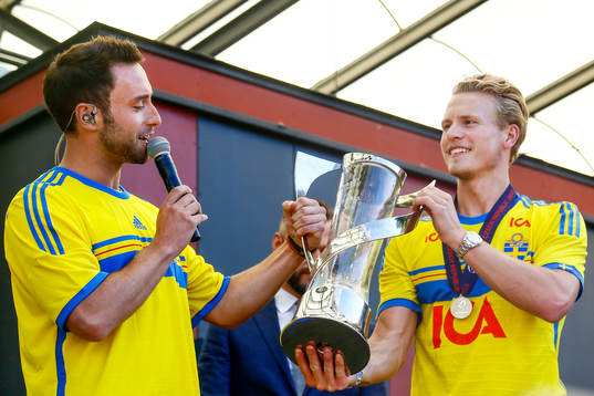 Måns Zelmerlöw och Oscar Hiljemark firar med pokalen när