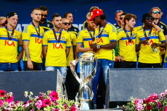 Pokalen framför de svenska spelarna som firar när