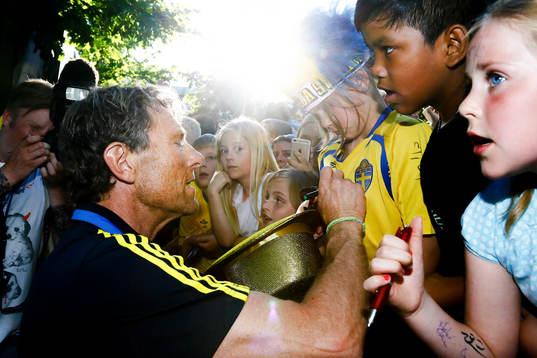 Sveriges förbundskapten Håkan Ericson skriver autografer