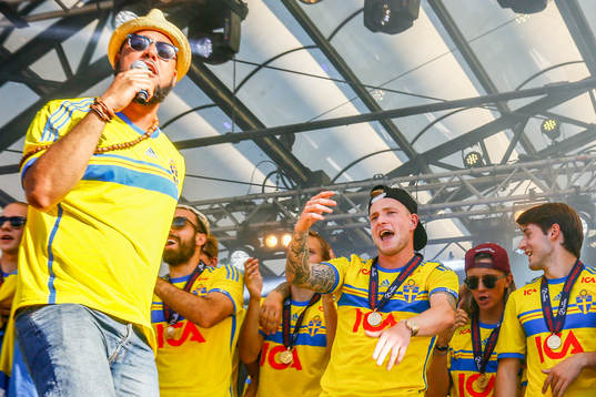 Sveriges John Guidetti firar