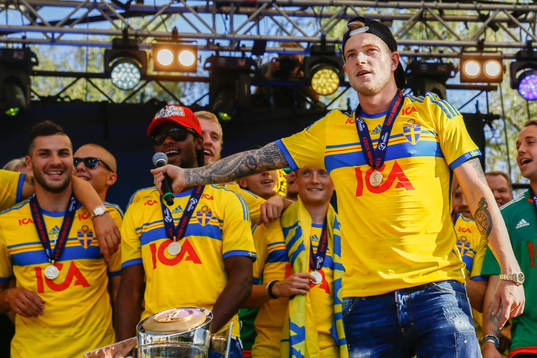 Sveriges John Guidetti firar med lagkamraterna när