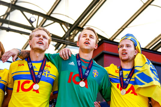 Sveriges Oscar Hiljemark , Sveriges målvakt Patrik
