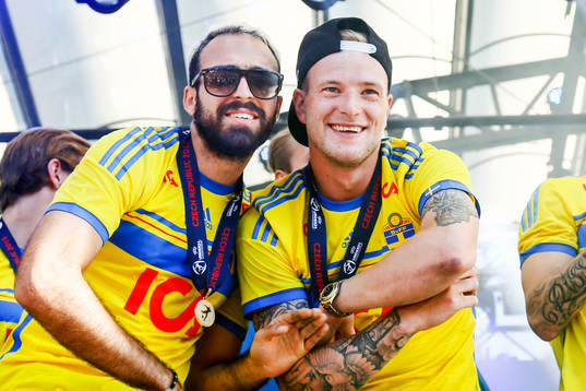 Sveriges Abdullah Khalili och John Guidetti firar när