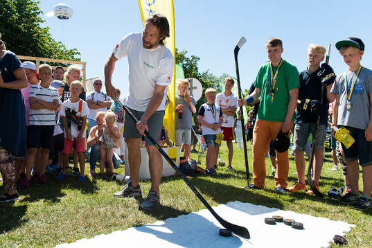 Peter Forsberg spelar ishockey