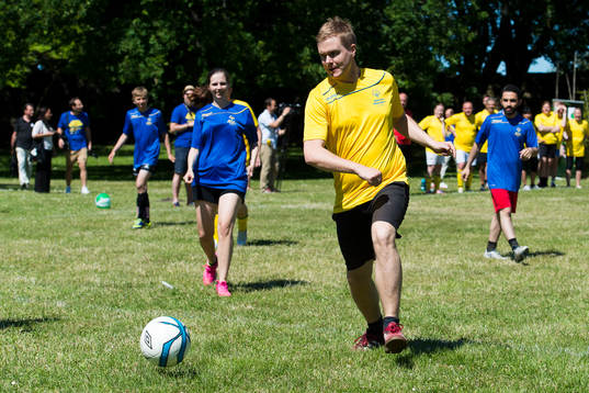 Politiker spelar fotboll, här Gustaf Fridolin
