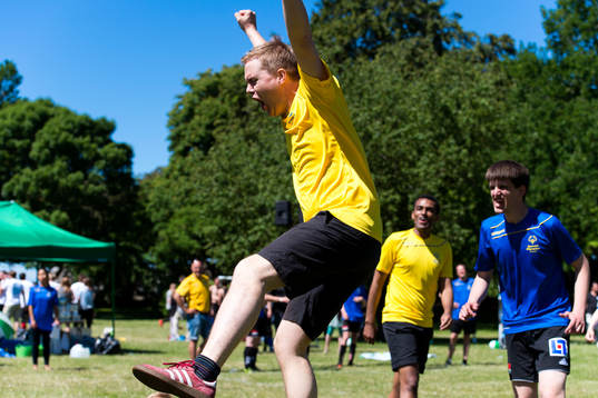 Politiker spelar fotboll, här Gustaf Fridolin som jublar