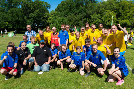 Politiker spelar fotboll