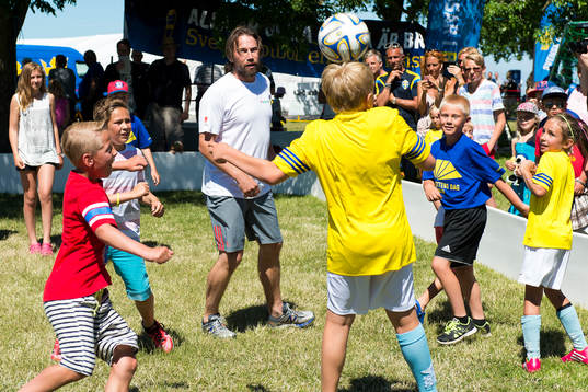 Peter Forsberg spelar fotboll