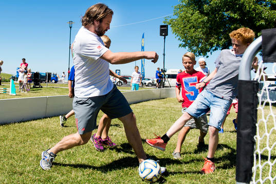 Peter Forsberg testar på fotboll