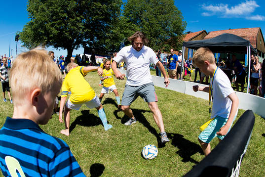Peter Forsberg testar på fotboll