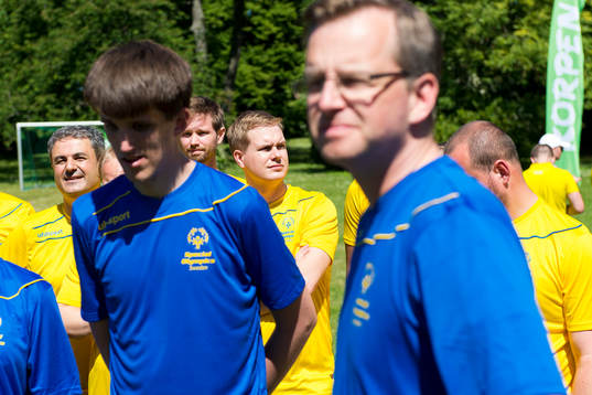 Politiker, bla Gustav Fridolin och Mikael Damberg spelar