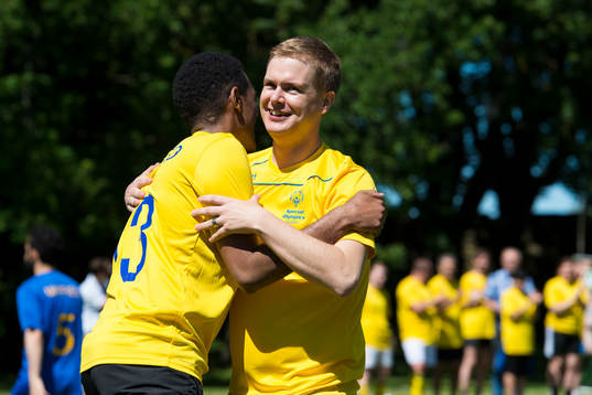 Politiker, bla Gustav Fridolin, spelar fotboll