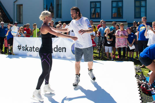 Peter Forsberg testar konståkning
