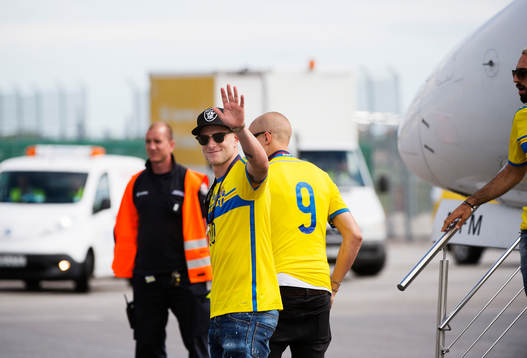 John Guidetti vinkar till väntande media när Sveriges