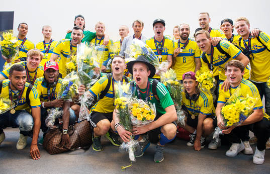 Sveriges U21-landslag är samlat i grupp och jublar